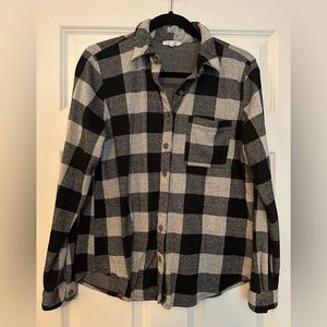 Maurice’s woman’s black white plaid flannel shirt size m